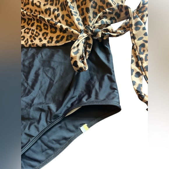 Summersalt The Perfect Wrap One-Piece Swimsuit Leopard Sz 8 - Picture 3 of 7